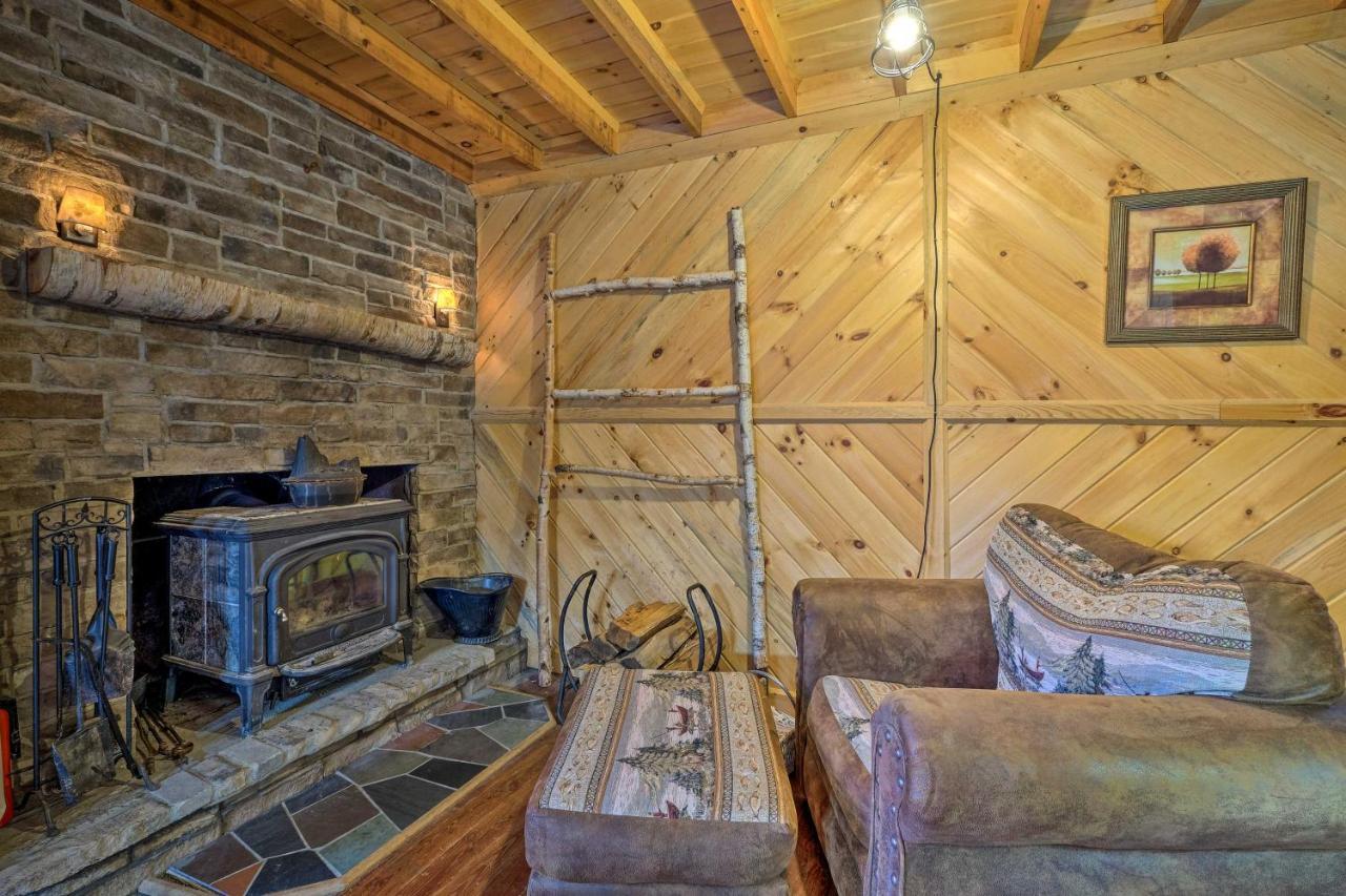 Secluded Johnsburg Retreat With Hot Tub And Fire Pit Villa Bagian luar foto
