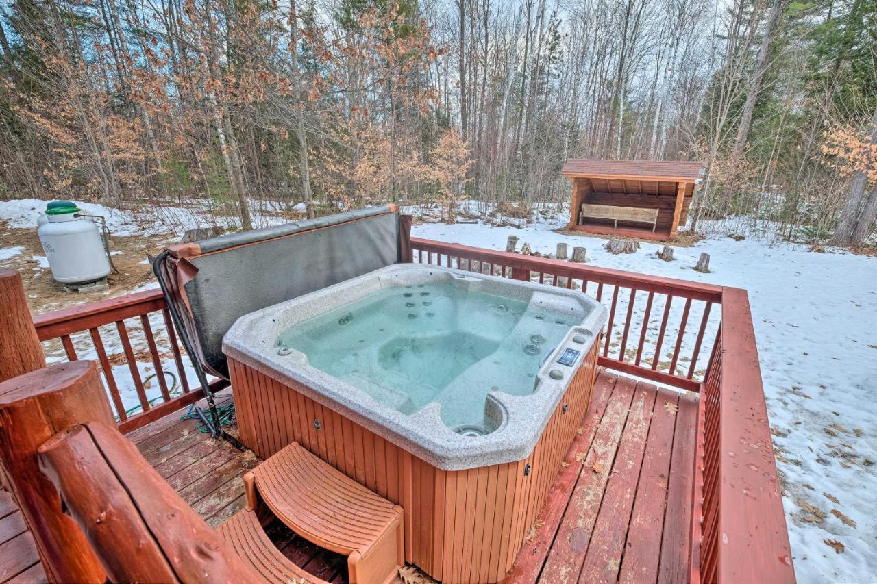 Secluded Johnsburg Retreat With Hot Tub And Fire Pit Villa Bagian luar foto
