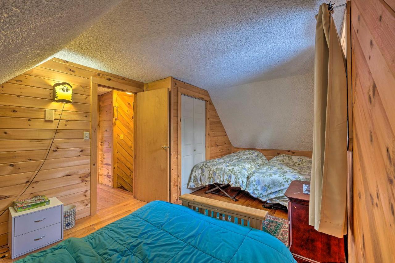 Secluded Johnsburg Retreat With Hot Tub And Fire Pit Villa Bagian luar foto